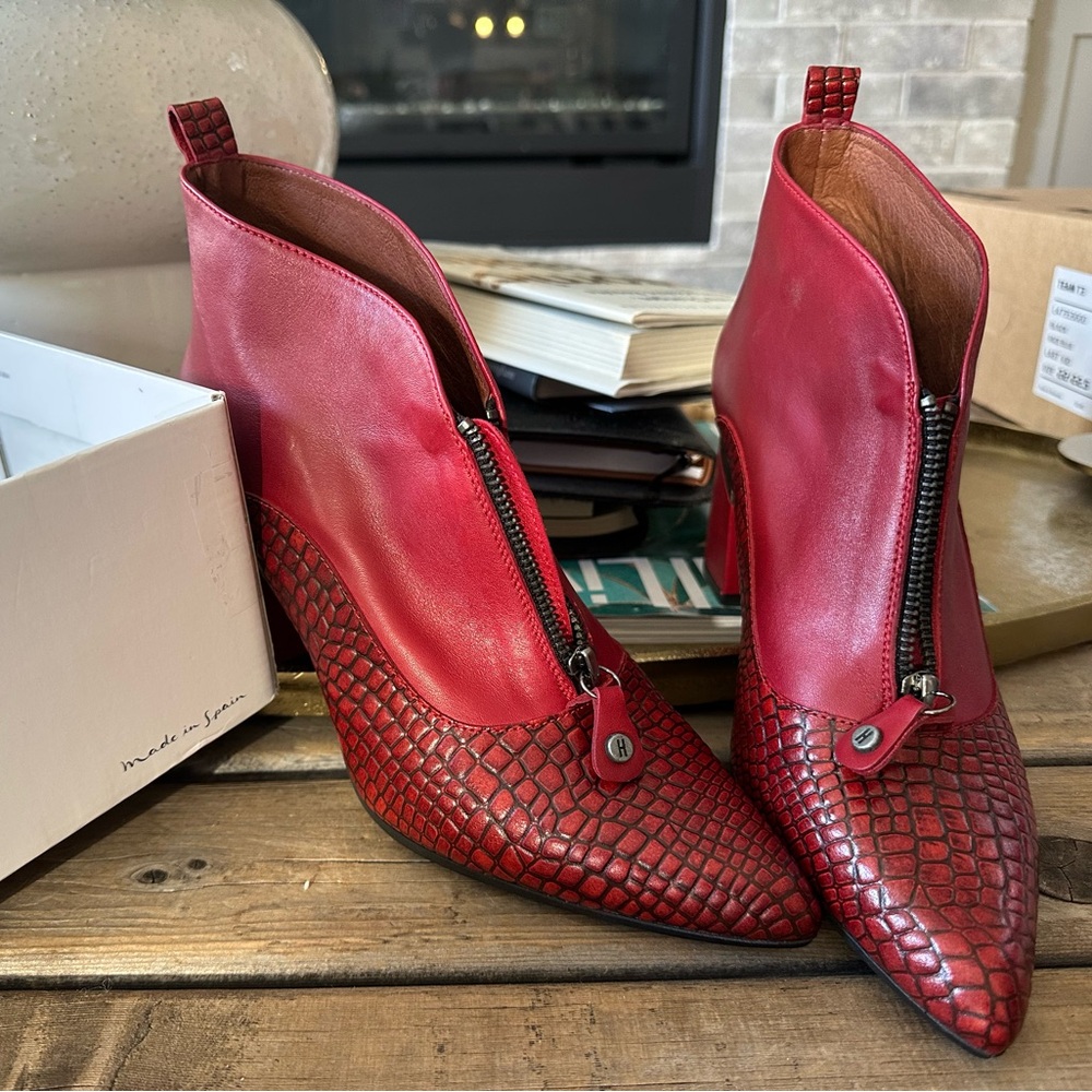 NWT Red Hispanita ankle bootie 39